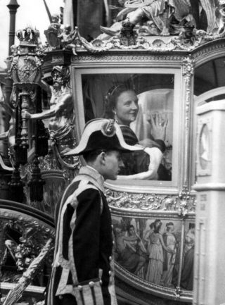 Koningin Juliana maakt in de Gouden Koets een rijtoer door Amsterdam na haar inhuldiging in de Nieuwe Kerk in Amsterdam op 6 september 1948. (cc - Spaarnestad - Henk Blansjaar - wiki)