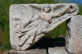 Bas-reliëf van Nikè te Efeze (cc - Maxfield)