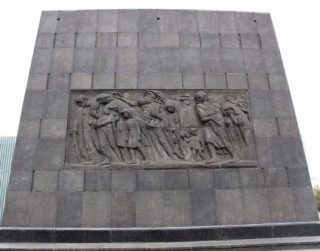 Aan de straatkant van het monument worden de slachtoffers getoond
