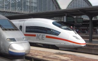 Duitse hogesnelheidstrein op Frankfurt am Main Hbf - cc