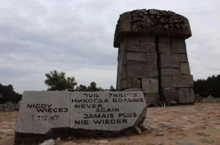 Een hoog monument op de plaats waar de gaskamers hebben gestaan.