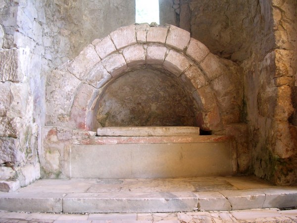 Het graf in de basiliek in Myra dat meestal wordt aangewezen als dat van bisschop Nikolaas