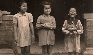 Joods meisje met twee Chinese vriendinnetjes in het getto van Shanghai - wiki