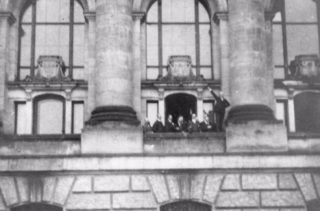 De Weimarrepubliek (1918-1933) - Philipp Scheidemann roept op een balkon van de Rijksdag de republiek uit, 9 november 1918