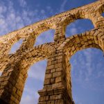 Romeins aquaduct in de Spaanse stad Segovia - cc