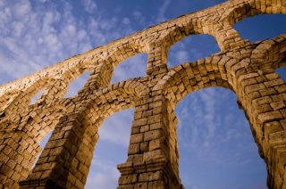 Romeins aquaduct in de Spaanse stad Segovia - cc