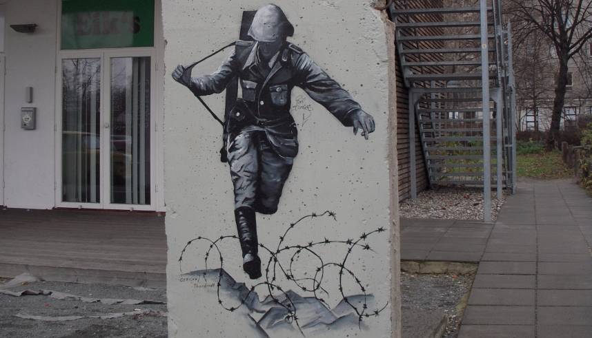 Schilderij naar de foto van Conrad Schumann op een overgebleven deel van de Berlijnse Muur - cc