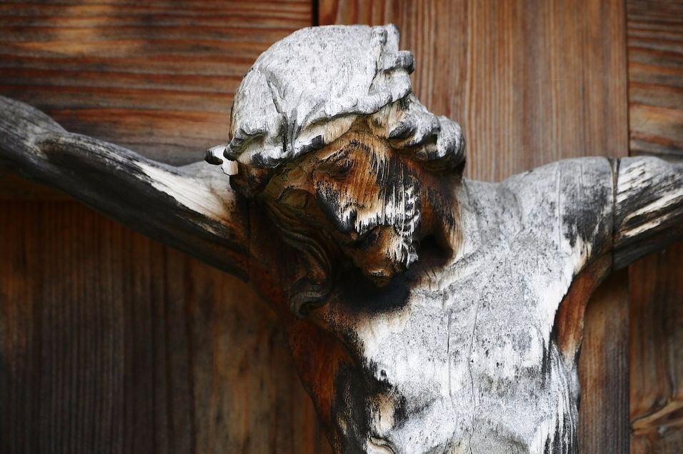 Het kruis met de lijdende Jezus werd pas rond het jaar 1000 object van verering (cc - Pixabay - stux)