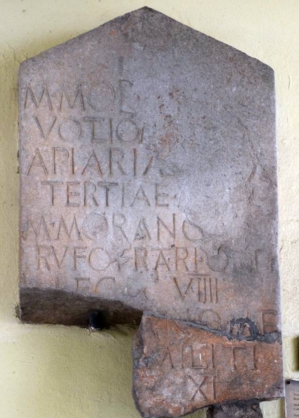 Grafsteen van Moranus, soldaat van het Negende Legioen Hispana (vierde regel van onder; ingemetseld in de stadspoort van Motovun)