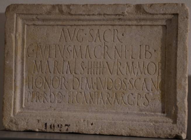 Deze inscriptie uit Narona vermeldt een vrijgelaten slaaf die blijkens het nummer middenin lid was van een “college van zes” (Museum van Vid).