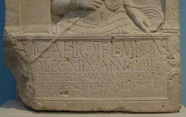 Grafsteen van Marcus Caelius van het Achttiende Legioen (tweede regel; Rheinisches Landesmuseum, Xanten)