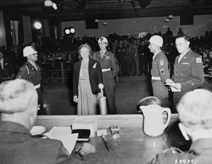 Ilse Koch hoort levenslange gevangenisstraf tegen zich uitspreken in Dachau, 15 augustus 1947. National Archives Washington / Publiek domein