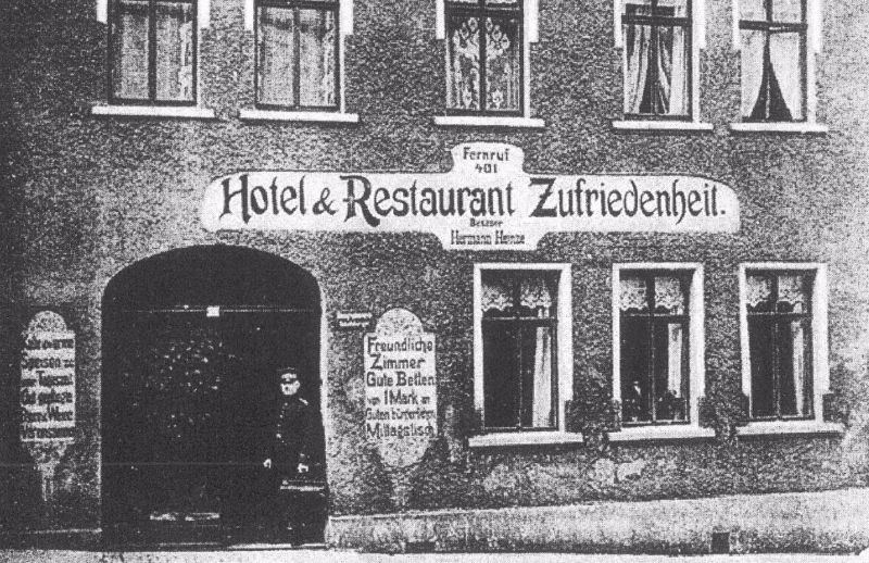 Gasthof Zufriedenheit (sinds 1853), tijdens de DDR o.a. jeugdhonk van de partijorganisatie FDJ en zelfs poppentheater, is recent in oude luister hersteld, maar duurder dan 1 mark per bed.