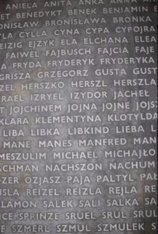Omdat de achternamen van de slachtoffers niet bekend zijn, staan in het monument in Belzec alle meestvoorkomende Joods voornamen ter herinnering aan de slachtoffers.