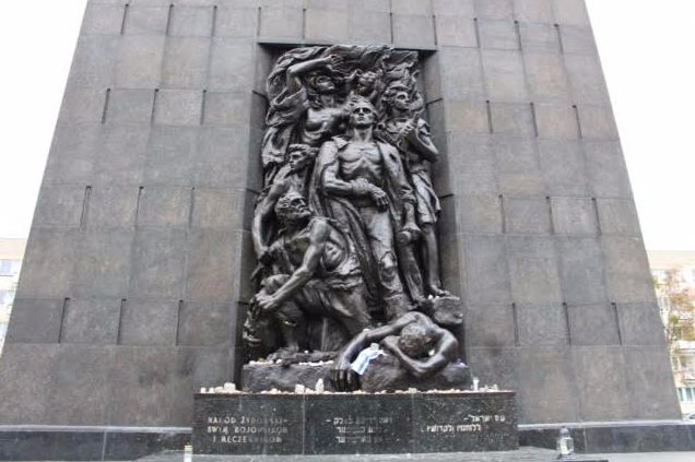 Een zijde van het monument ter nagedachtenis aan de opstand in het Getto van Warschau,1943, toont de heldhaftige strijd. Deze kant is het meest bekend