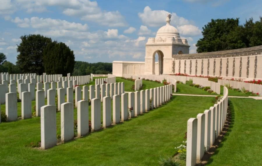 De Tyne Cot-begraafplaats bij Zonnebeke is met 11.956 graven de grootste Commonwealth-begraafplaats ter wereld. - cc