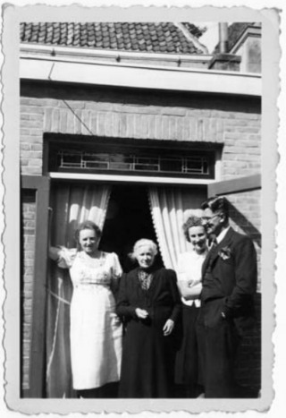 Trien met schoonmoeder Attje, dochter Attie en haar aanstaande man Jack, 1941 (privécollectie).
