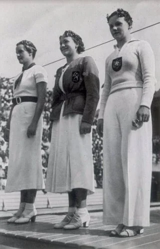 De Olympische Spelen in 1936. Vrouwen op erepodium. Rie Mastenbroek staat in het midden. (Bron: Beeldbank WO2, collectie Verzetsmuseum Amsterdam, Cigaretten-Bilderdienst.)