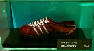 Adidas-schoenen die de Tsjechoslowaakse langeafstandsloper Emil Zátopek in 1948 gebruikte