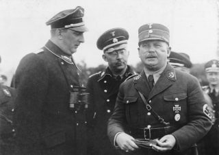 Enkele hoofdrolspelers van de Nacht van de Lange Messen - Kurt Daluege, Heinrich Himmler en Ernst Röhm in 1933 (cc - Bundesarchiv)