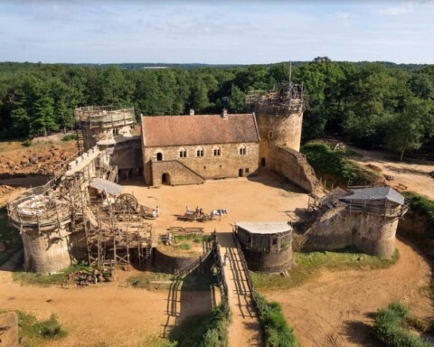 Kasteel van Guédelon vanuit de lucht - © Ph. Denis Gliksman