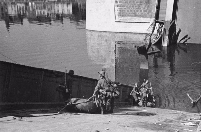 Mei 1940 - Door Nederlanders opgeblazen brug bij Maastricht (cc - Bundesarchiv)