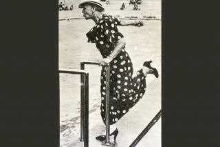 Uitgelichte bron: 'Moeder' Braun coacht op fanatieke wijze Rie Mastenbroek tijdens haar Olympische finale op de Olympische Spelen van Berlijn, 1936. (Bron: Beeldbank WO2, collectie NIOD, Cigaretten-Bilderdienst.)