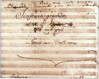 Titelblad van Beethoven's Eroïca met de doorgekraste naam van Napleon