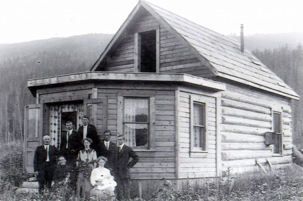 Voor de eerste blokhut, 1912. Vooraan de ouders, kinderen Jans and Lena (met haar eerste kind Wulphert/Bill), achteraan Hank Hopp, Joe, Case, Bob Hopp.  