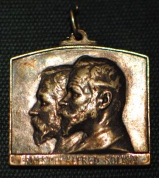 Medaille uit 1913 om het 50-jarig bestaan van Solvay te herdenken met de tekst "Ernest et Alfred Solvay". (cc - Andy Mabbett)