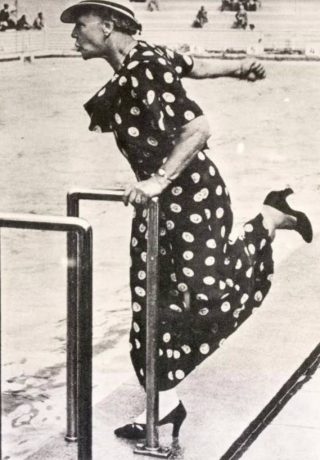 Uitgelichte bron: 'Moeder' Braun coacht op fanatieke wijze Rie Mastenbroek tijdens haar Olympische finale op de Olympische Spelen van Berlijn, 1936. (Bron: Beeldbank WO2, collectie NIOD, Cigaretten-Bilderdienst.)