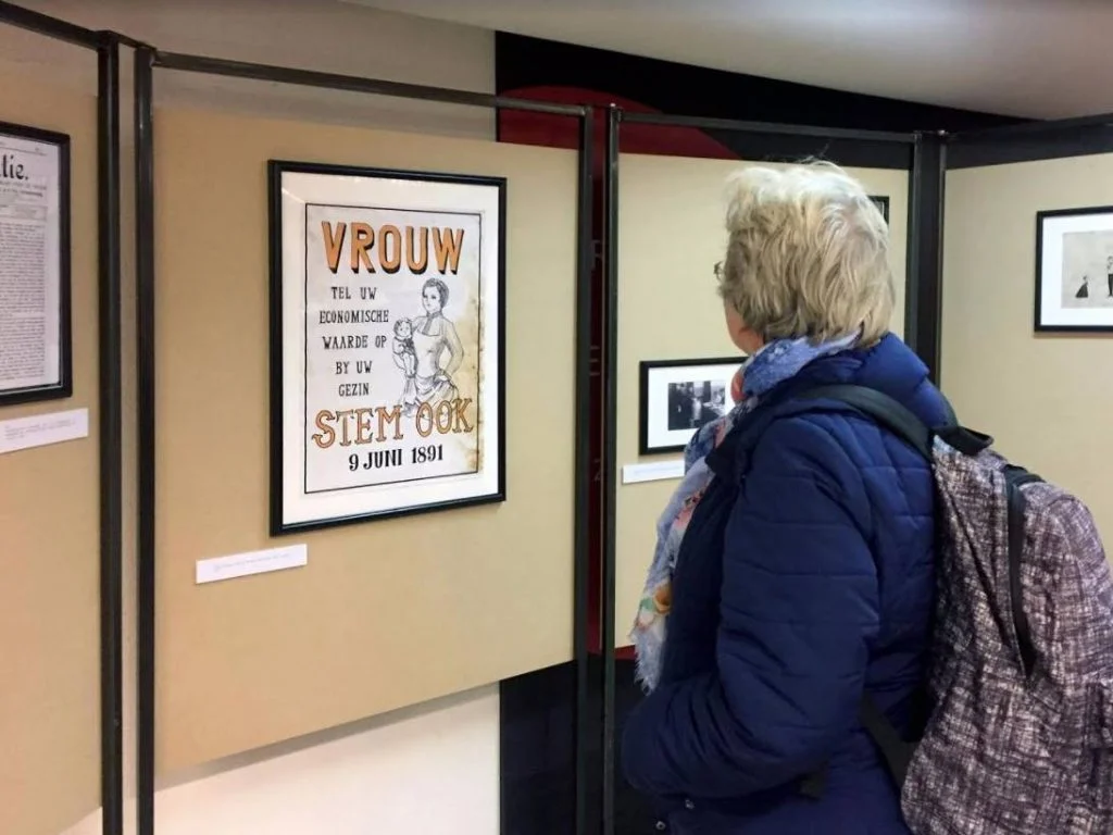 Bezoeker van het AHM in de Bibliotheek Utrecht (Foto Arjan den Boer)