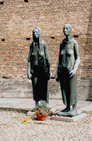Het monument Frauengruppe in kamp Ravensbrück houdt de herinnering aan het grootste concentratiekamp voor vrouwen in leven. Foto: Wikimedia Commons.