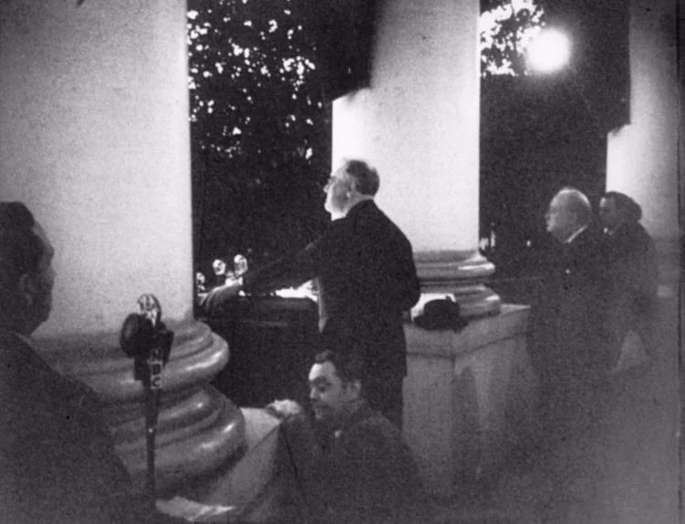 Franklin Roosevelt en Winston Churchill tijdens het aansteken van de lichtjes van de nationale kerstboom bij het Witte Huis op 24 december 1941. (FDR Presidential Library)