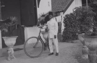 Huisjongen met een fiets te Soerabaja, circa 1925 (KITLV)