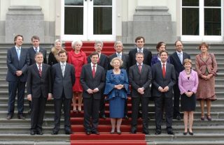 De bordesscène van de ministers van het kabinet-Balkenende IV (Rijksoverheid)