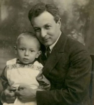 Dr. Arie Leib Chwojnik met zijn zoon Matitiahu op schoot, rond 1924.