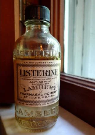 Fles Listerine uit de jaren 20 van de vorige eeuw