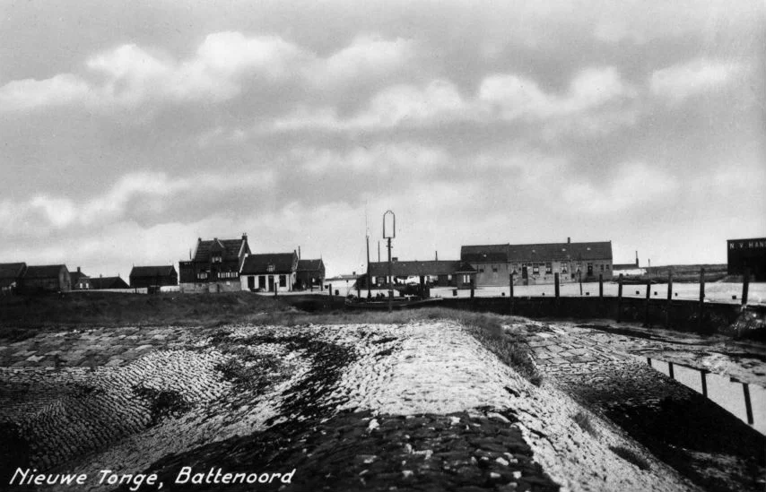 Gezicht op Battenoord met op de voorgrond het haventje. Het hoge huis links op de foto is het dijkhuis van Kees Luchtenburg (Streekarchief Goeree-Overflakkee)