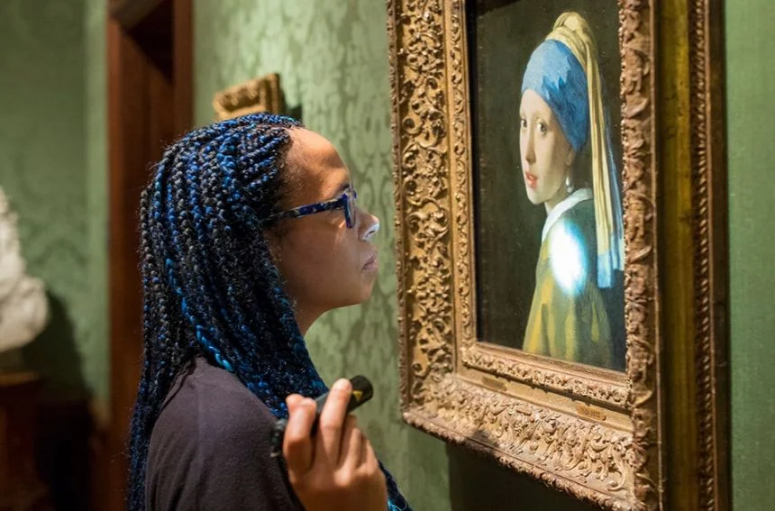 Mauritshuis-restaurator en onderzoeksleider Abbie Vandivere bestudeert het Meisje met de parel. (Foto: Mauritshuis)