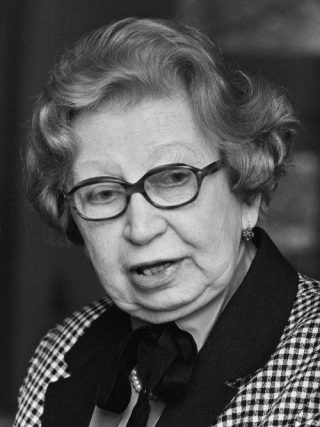 Presentatie boek "Herinneringen aan Anne Frank" van Miep Gies in het Anne Frankhuis in Amsterdam, 1987. Bron: Rob Bogaerts / Anefo - Nationaal Archief
