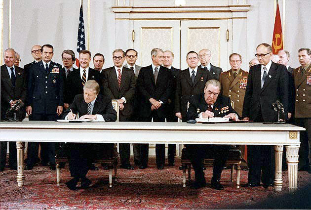 President Leonid Brezjnev en Jimmy Carter ondertekenen SALT II op 18 juni 1979 in Wenen.