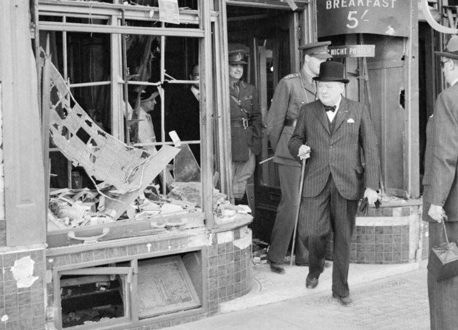 Winston Churchill in 1940, tijdens een bezoek aan het gebombardeerde Kent