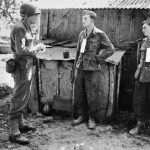 Martin Selling ondervraagt gevangengenomen Duitse ss’ers nabij het front in Frankrijk, 1944. (U.S. Army Signal Corps)