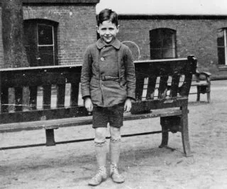 De zevenjarige Stephan Lewy op de binnenplaats van het Joodse Baruch Auerbachweeshuis in Berlijn, 1932. (U.S. Holocaust Memorial Museum, welwillend ter beschikking gesteld door Stephan Lewy)