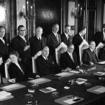 Eerste zitting van het nieuwe Kabinet-Drees III in 1956. Willem Drees zittende 3e van links. Bron: Wikimedia/Spaarnestad photo/NA/Anefo
