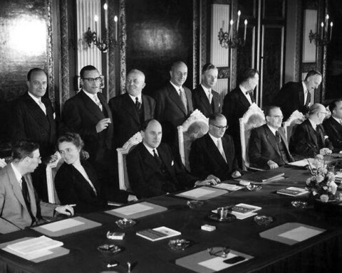 Eerste zitting van het nieuwe Kabinet-Drees III in 1956. Willem Drees zittende 3e van links. Bron: Wikimedia/Spaarnestad photo/NA/Anefo