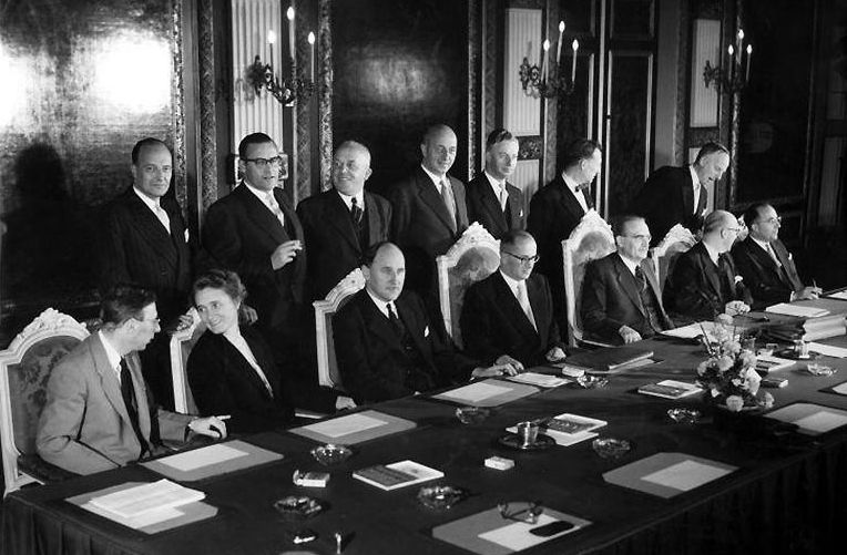 Eerste zitting van het nieuwe Kabinet-Drees III in 1956. Willem Drees zittende 3e van rechts. Bron: Wikimedia/Spaarnestad photo/NA/Anefo