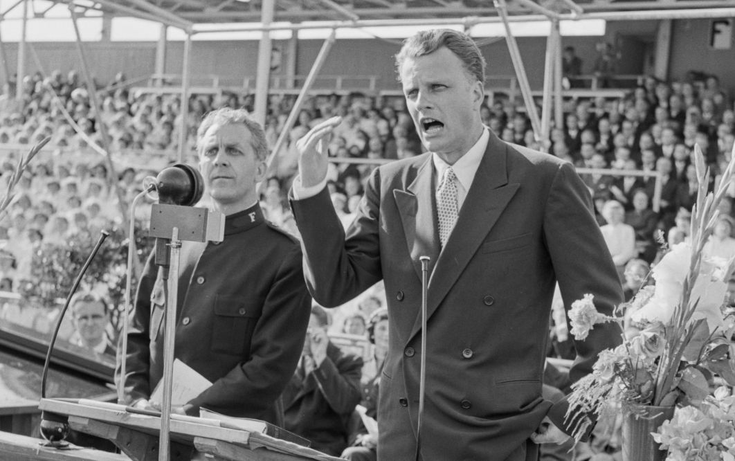 Billy Graham tijdens een spreekbeurt in Noorwegen, 1955 (National Archives of Norway)
