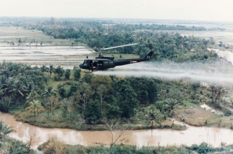 Amerikaanse helikopter verspreidt Agent Orange tijdens de Vietnamoorlog ( U.S. Army)